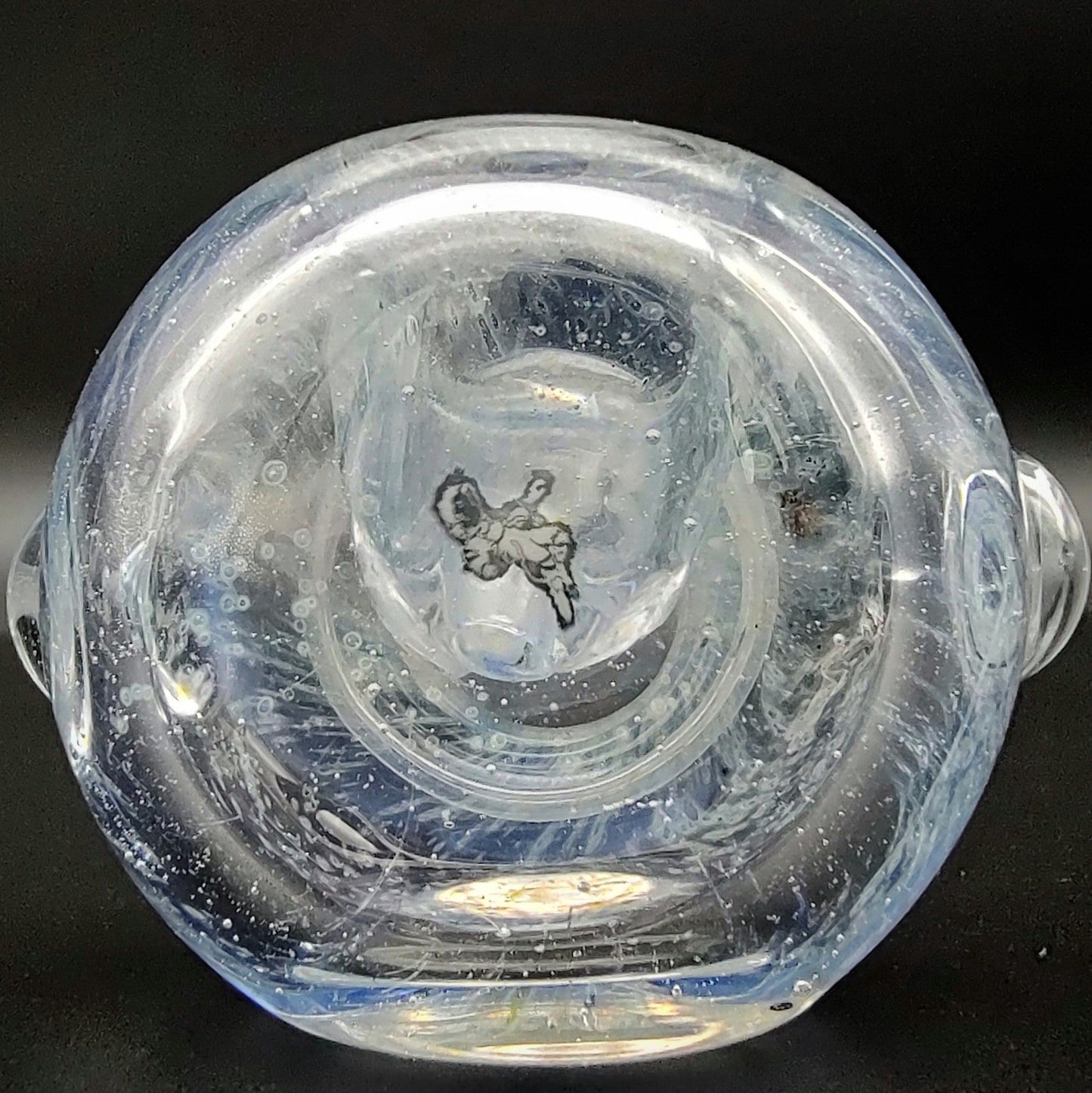 Tecnología espacial transparente de astronauta con pipa de mano de ópalo triturado